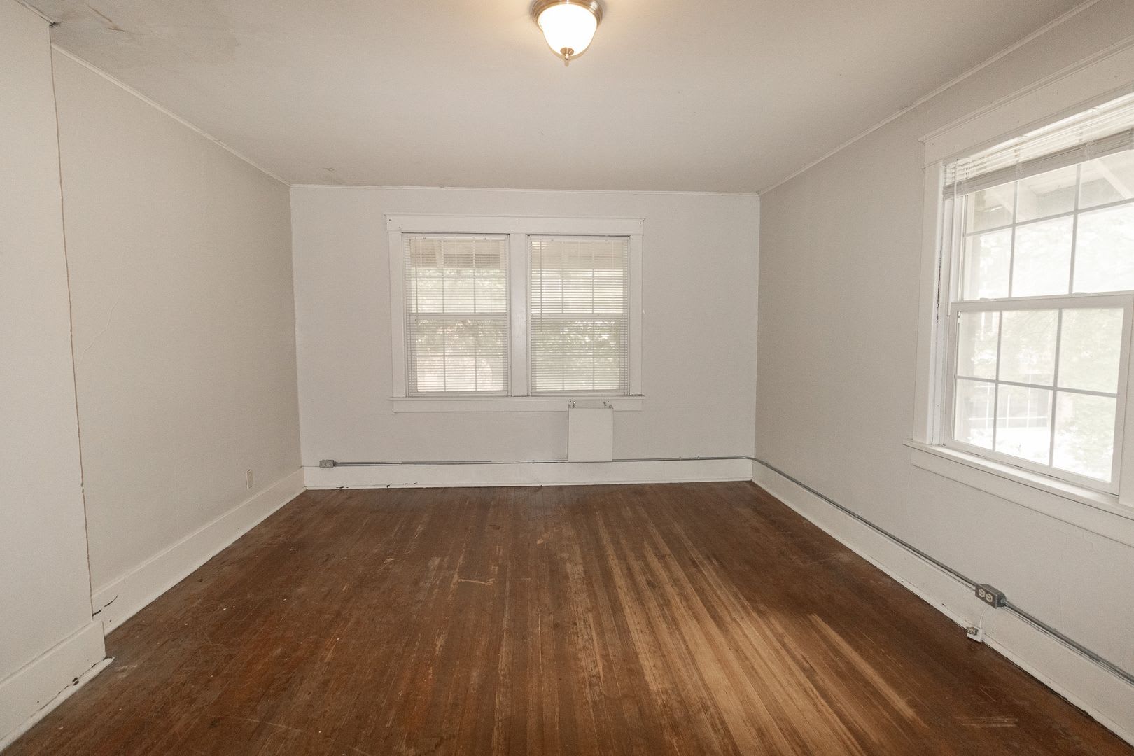 2 Bedroom House Just Steps From Downtown Campus – photo 1