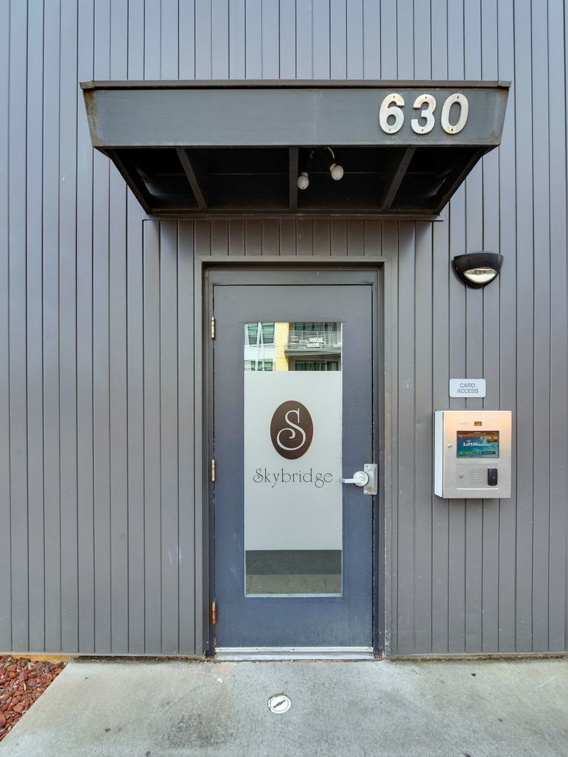Beautifully Updated And Clean Top Floor Studio Minutes From Uptown And Historic Wesley Heights Neighborhood – photo 2