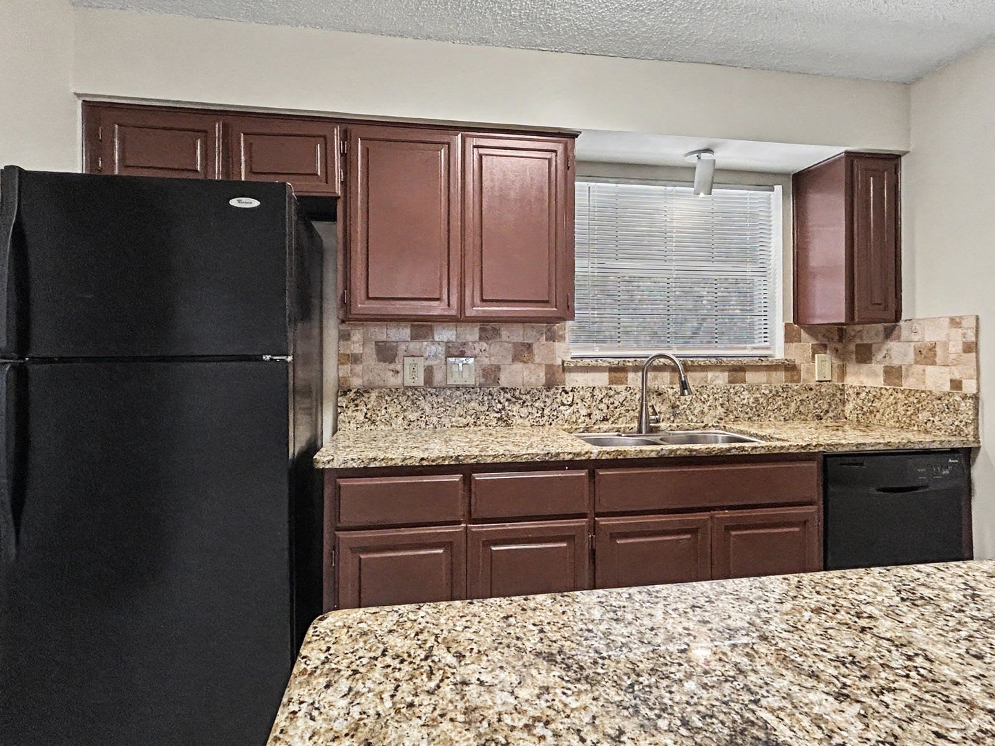 Charming 2BR Condo with Vaulted Ceilings, Fireplace & Pool Access – photo 1