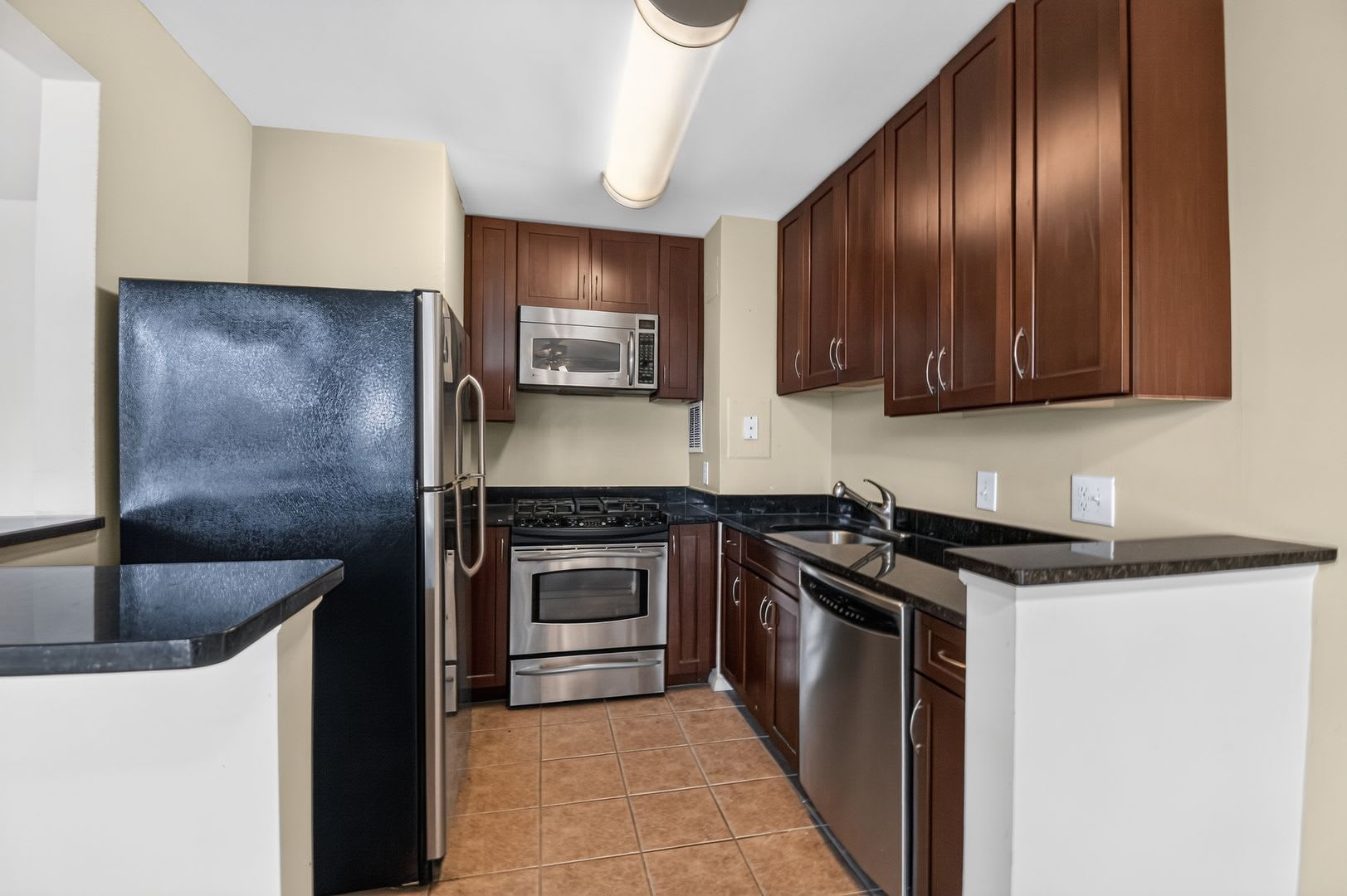Light-filled 1Bd/1Bth in West End Condos in Alexandria! – photo 2