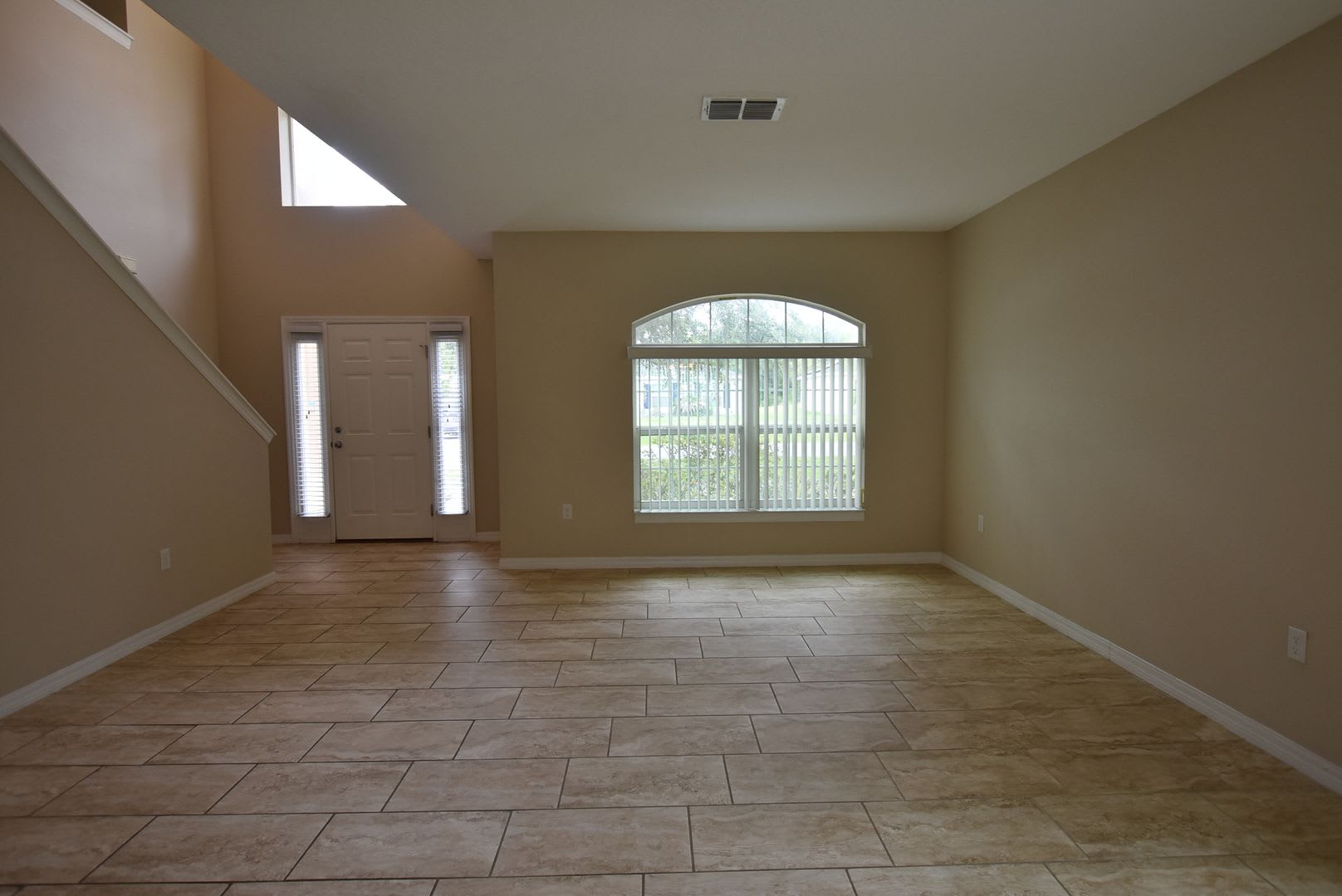 Single Family Home 4 Bedroom 2 5 Bath 2 Car Garage For Rent At 527 Bristol Cir Kissimmee Fl 34758 – photo 2