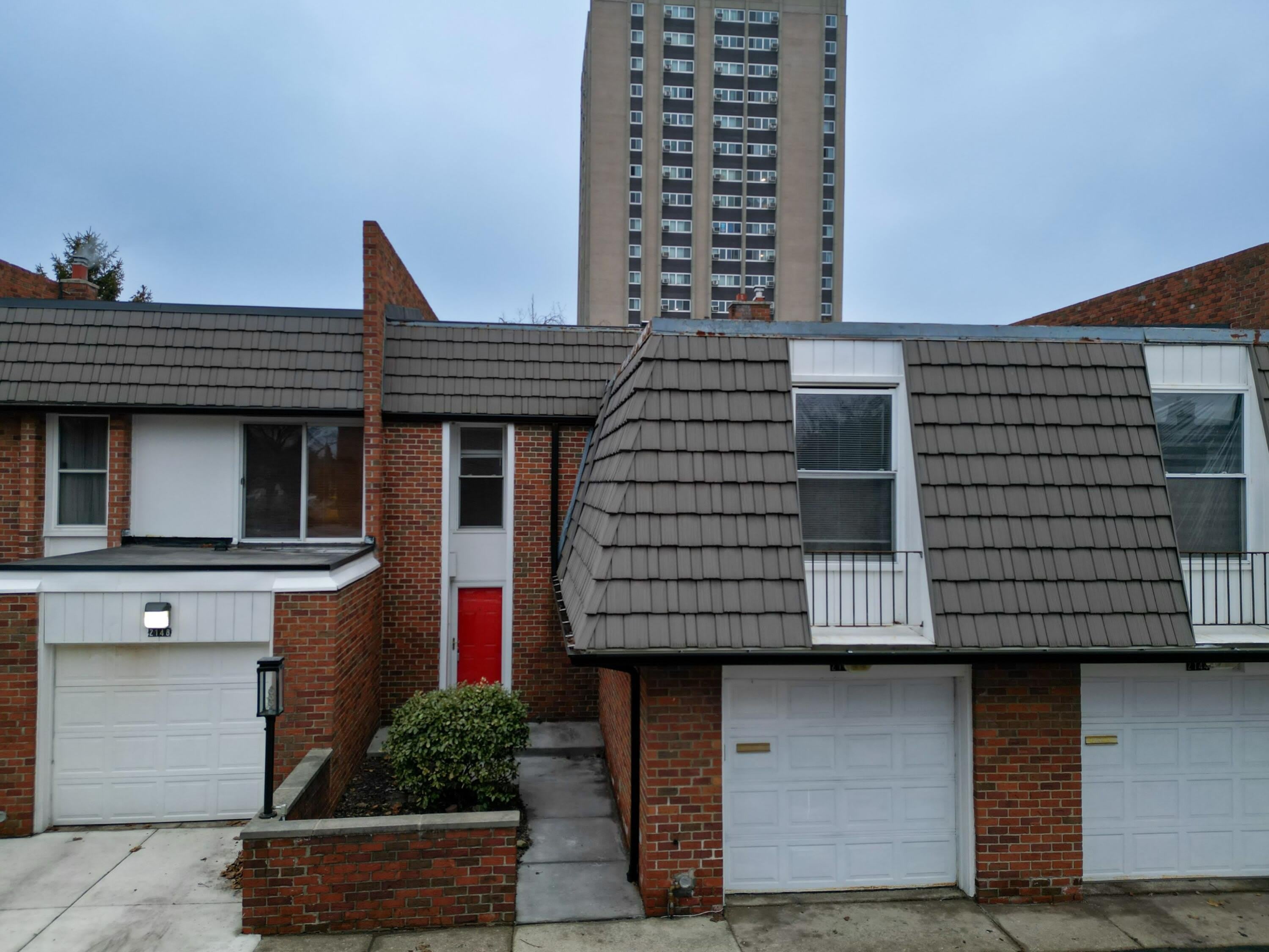 2146 Bryanston Crescent Street – photo 1