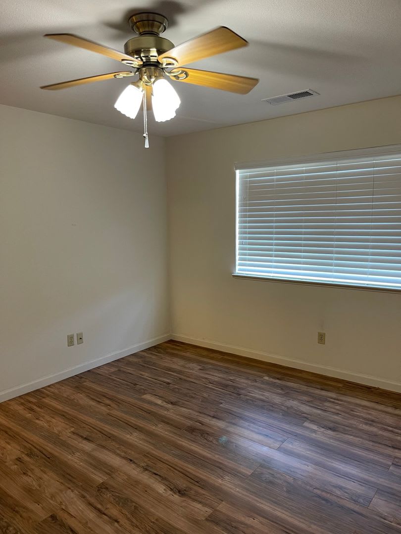 Beautiful 4 bed/ 2 bath home – photo 3