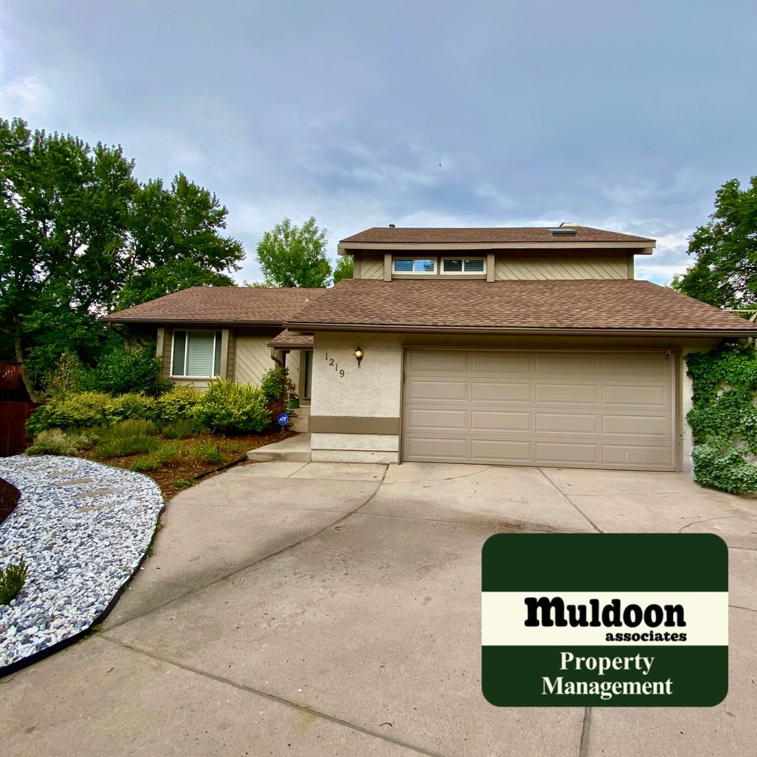 Spacious Inside and Out! 5 bed 3 bath Home in 80907! – photo 2