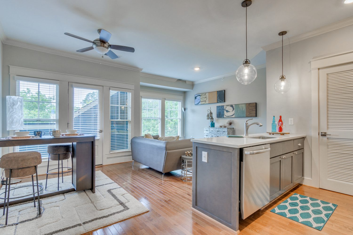 525 East Apartments – photo 3