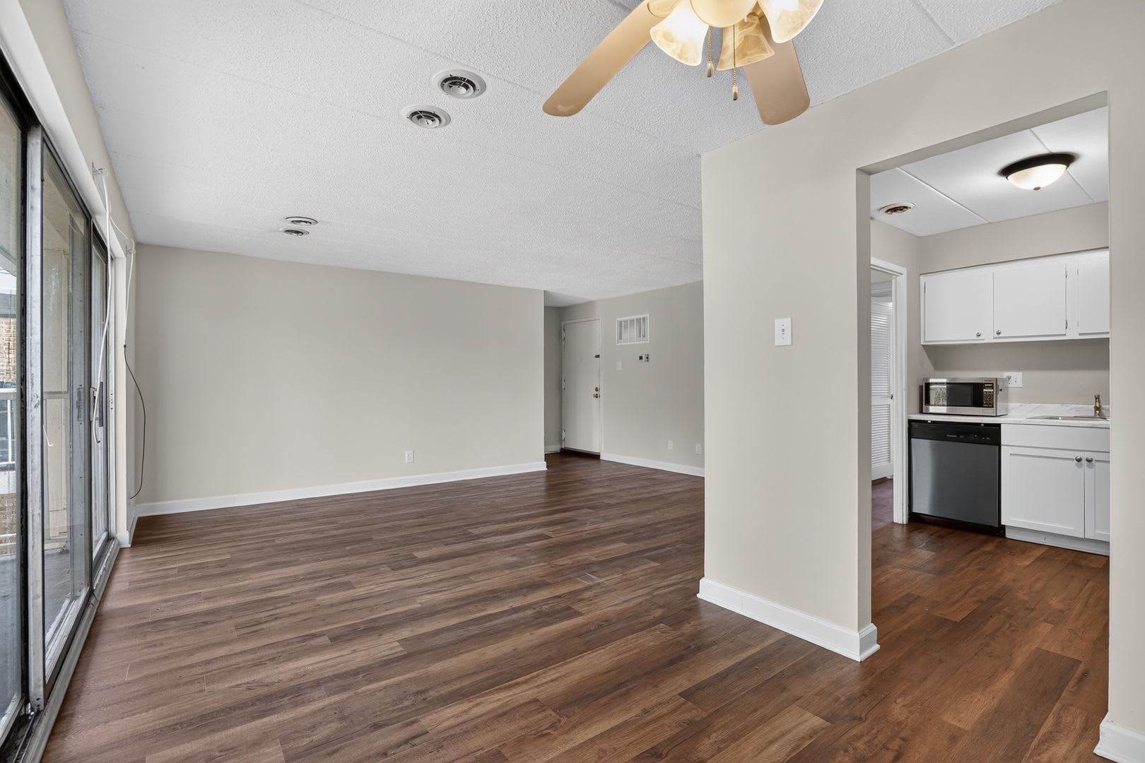 Welcome Home To This Bright And Inviting 2Bd 1Bth Condo In The Sought After Huntington Club Community All Utilties Included – photo 4
