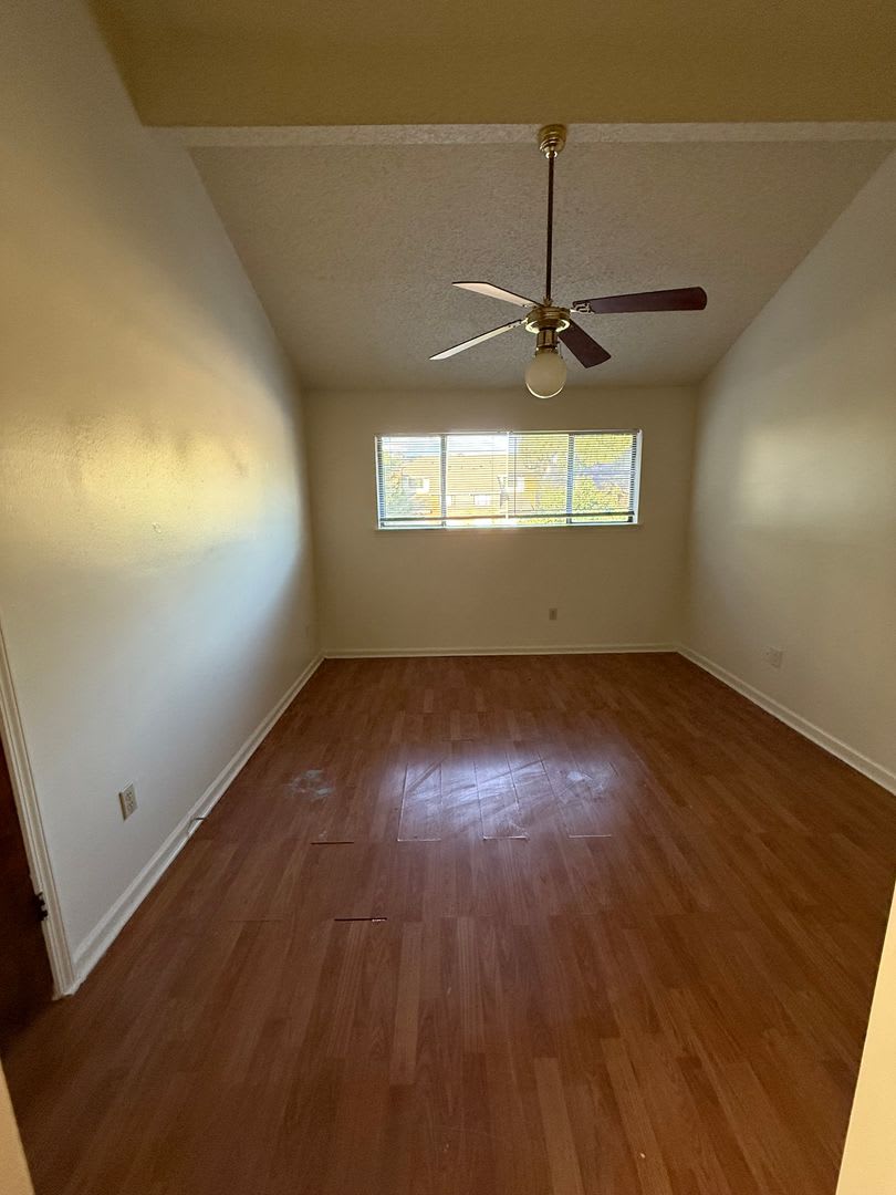 Beautiful And Spacious Townhome With Cathedral Ceilings Ready For You To Make It Home – photo 4