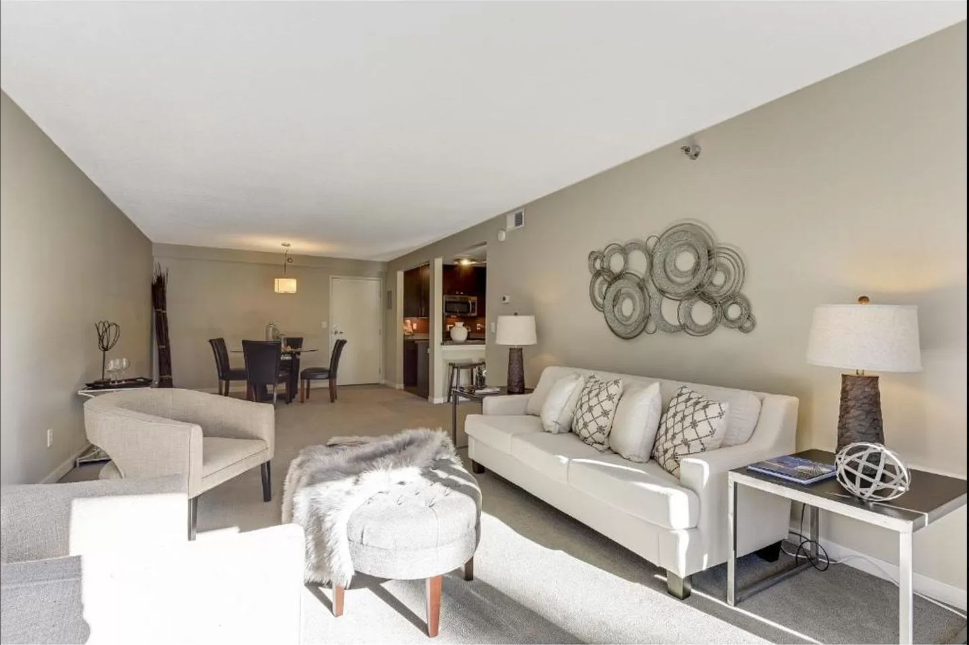 1Bd 1Ba With Heated Parking Stainless Steel Appliances And Pool Access – photo 2