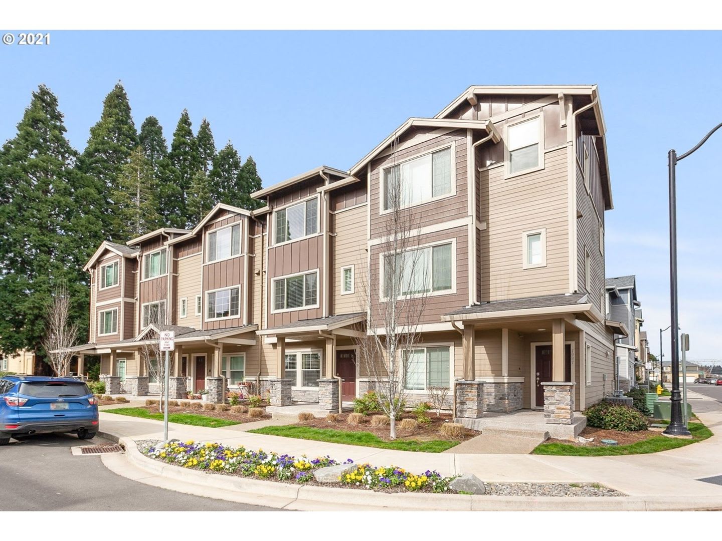 Spectacular 2 Bed 2 5 Bath Office Den Townhome Prime Hillsboro Location Modern Living Close To Everything – photo 1
