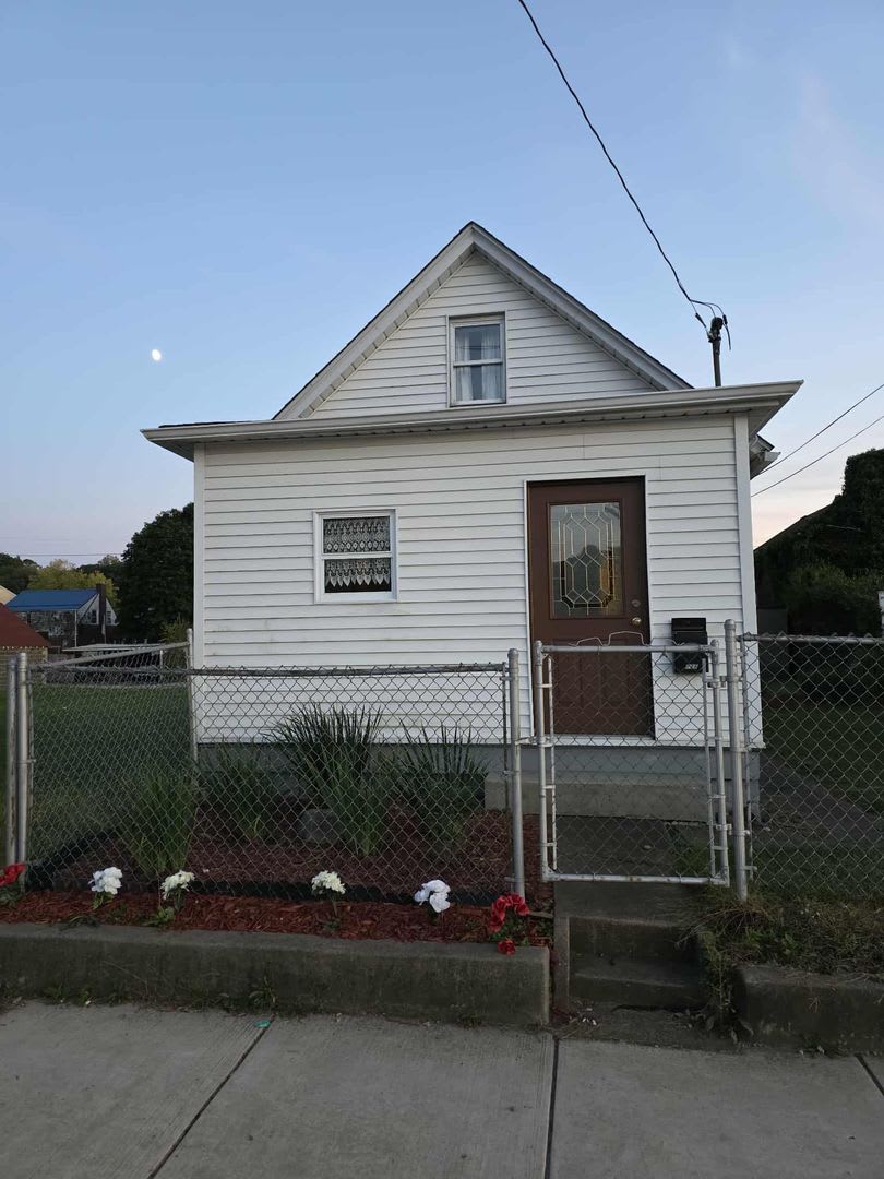 1 Bedroom 1 Bathroom House For Rent *With Bonus Room* – photo 2