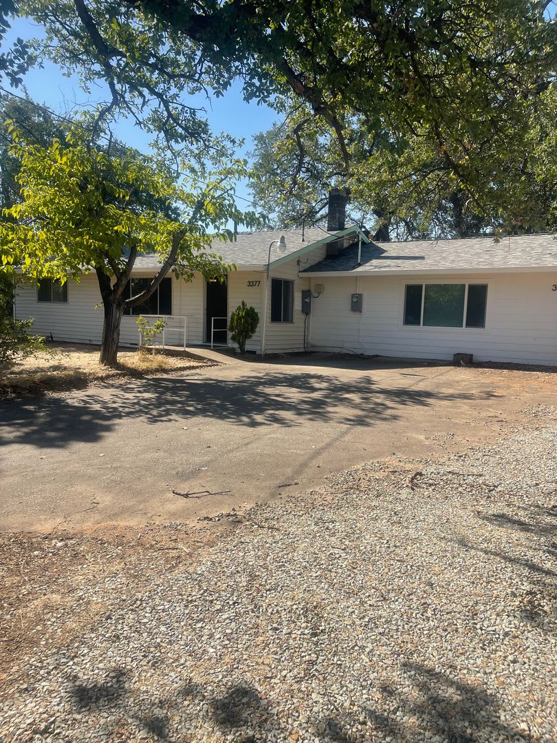 3 BED 1 BATH HOUSE WITH A FENCED BACKYARD – photo 2