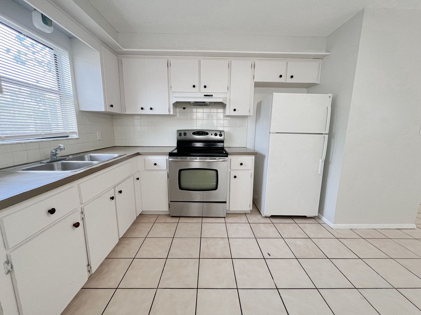 Price Reduced 2 Bed 1 Bath Available Now – photo 4