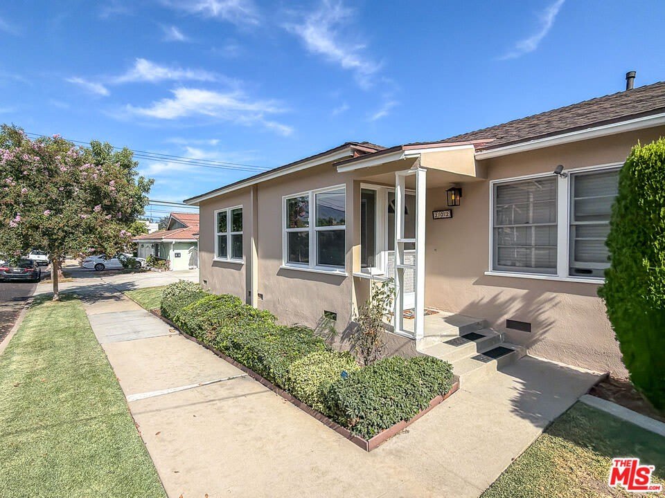 202 E Grand Ave – photo 3