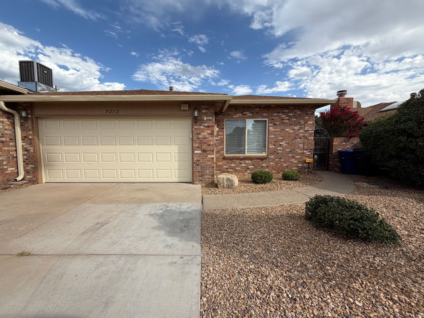 Attractive 3 Bedroom 2 Bathroom Home In The Northeast Heights – photo 1