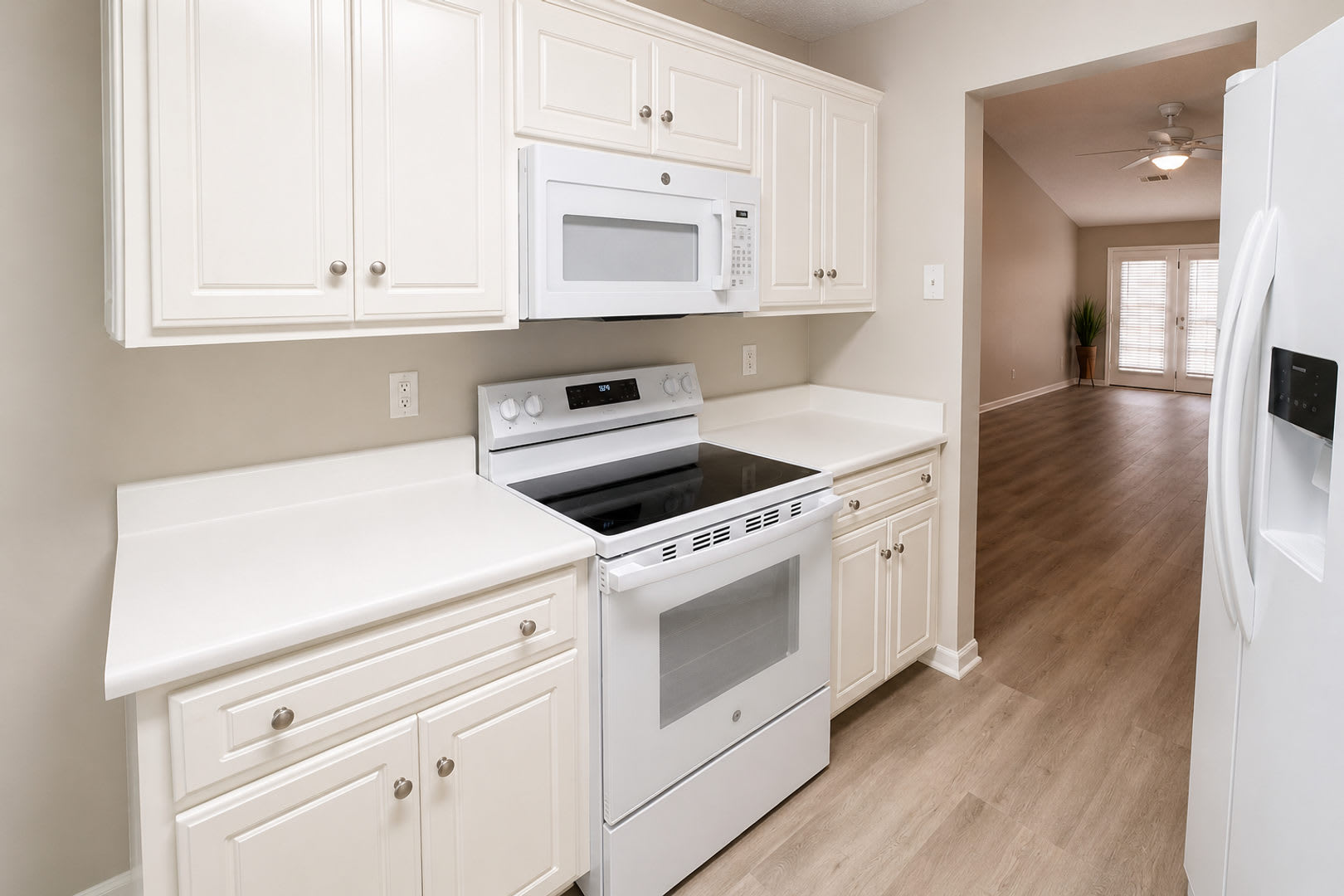 Charming Corner-Lot End Unit with Private Courtyard in Prime Lexington Location! – photo 5