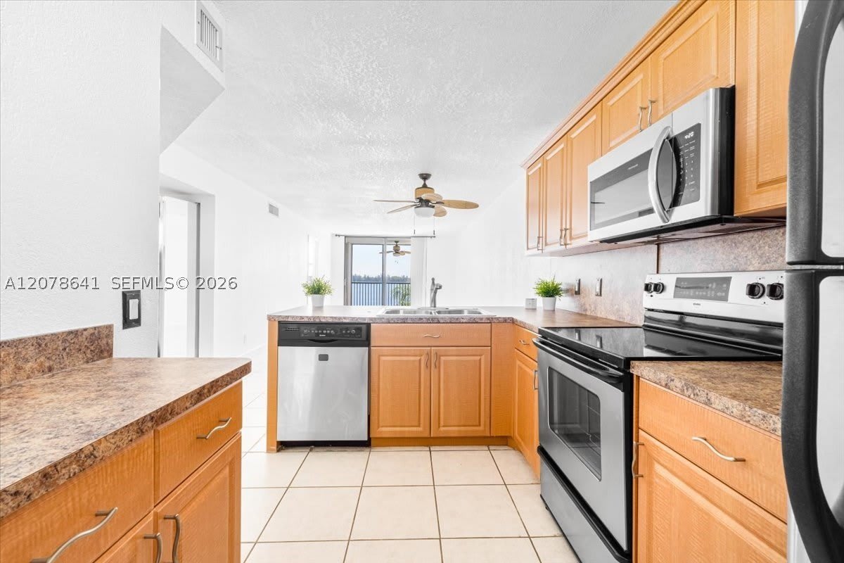 110 Lake Emerald Dr – photo 5