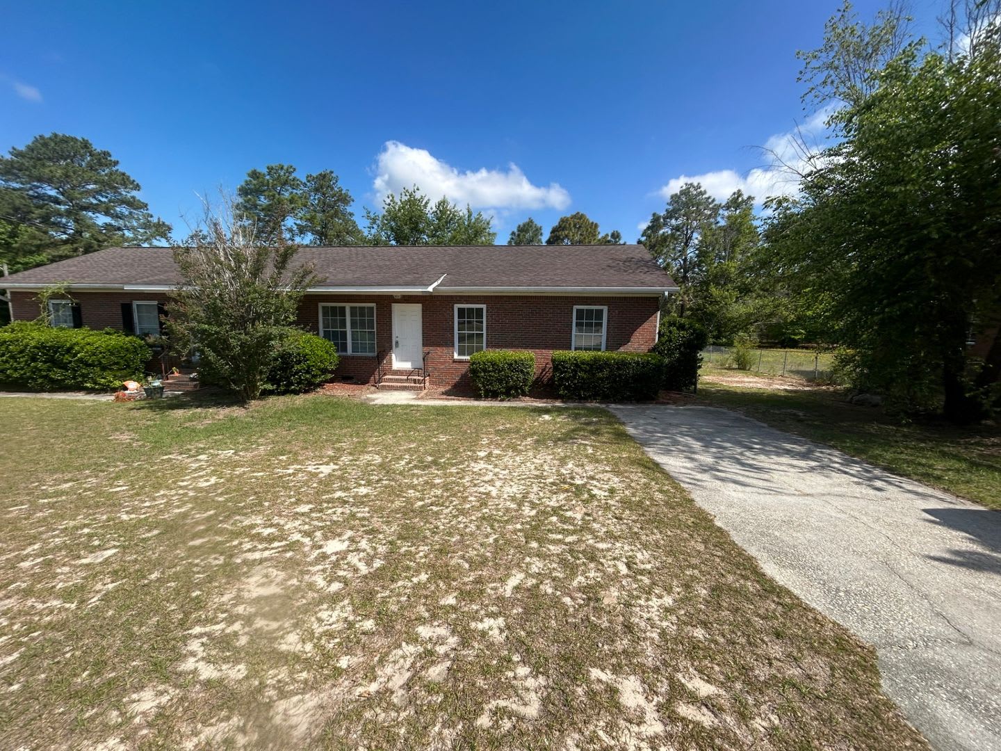 AVAILABLE NOW – 3 Bedroom / 2 Bathroom Duplex in Elgin! – photo 2