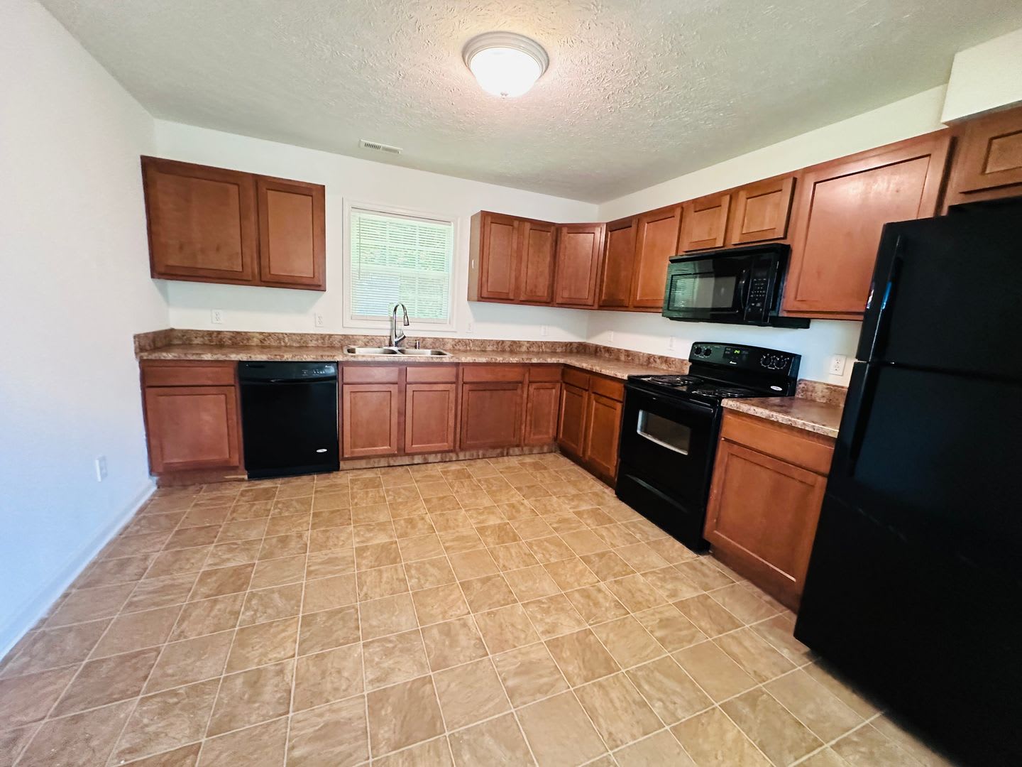 3 Bedroom 2 5 Bath Townhouse – photo 2