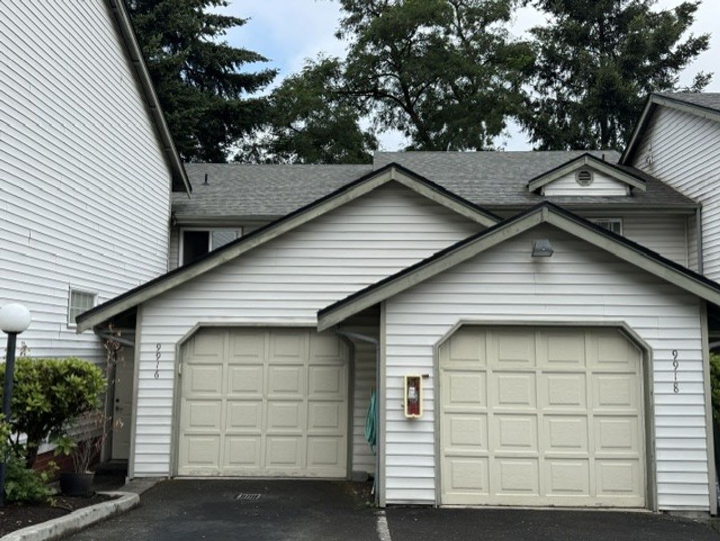 SPACIOUS KIRKLAND 2 BED / 2.5 BATH TOWNHOME – GARAGE, PRIVATE YARD & NEW CARPET! – photo 2