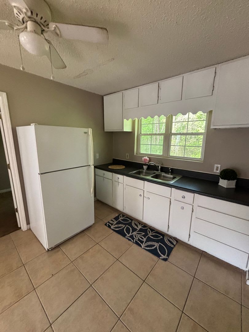 COMING SOON! 3 Bedroom House and 1 bath – photo 3