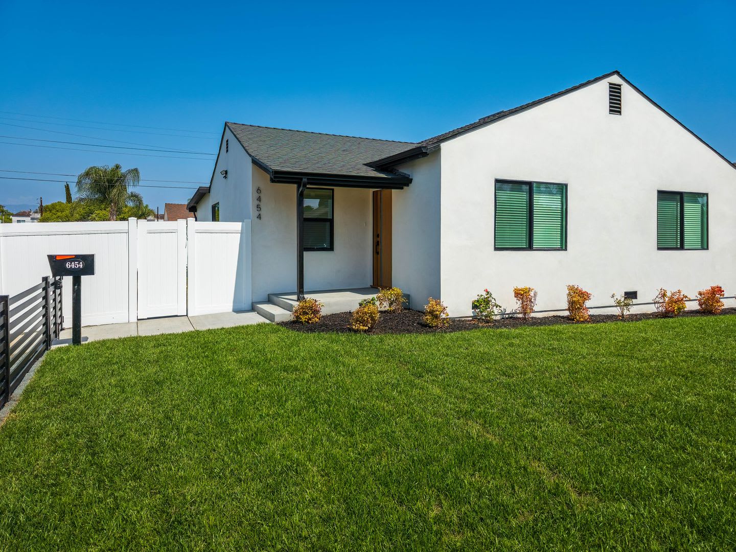 Tastefully Remodeled 4BR Home in North Hollywood! – photo 1