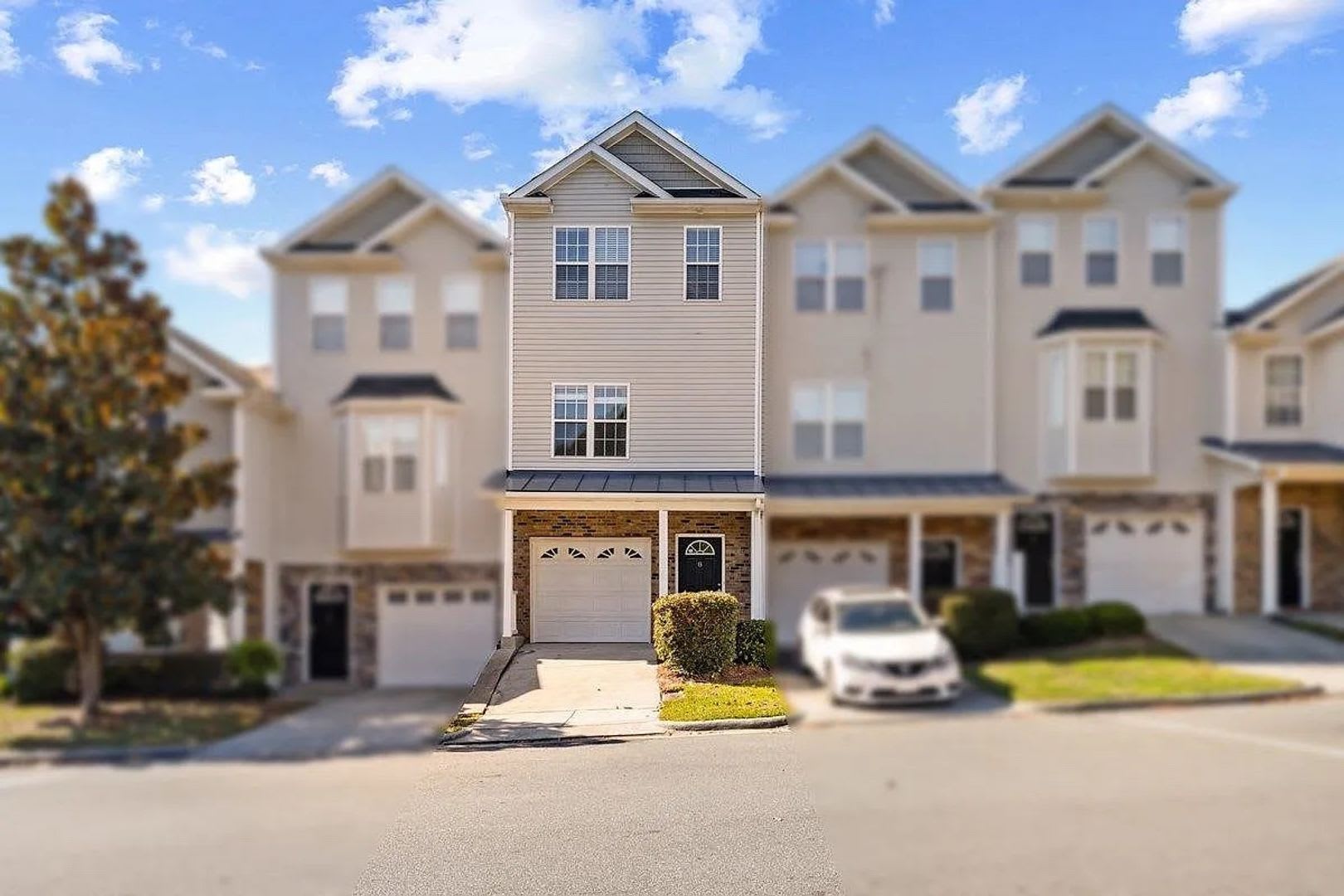 Spacious 3-Bedroom Townhome in Ganyard Farm – photo 1