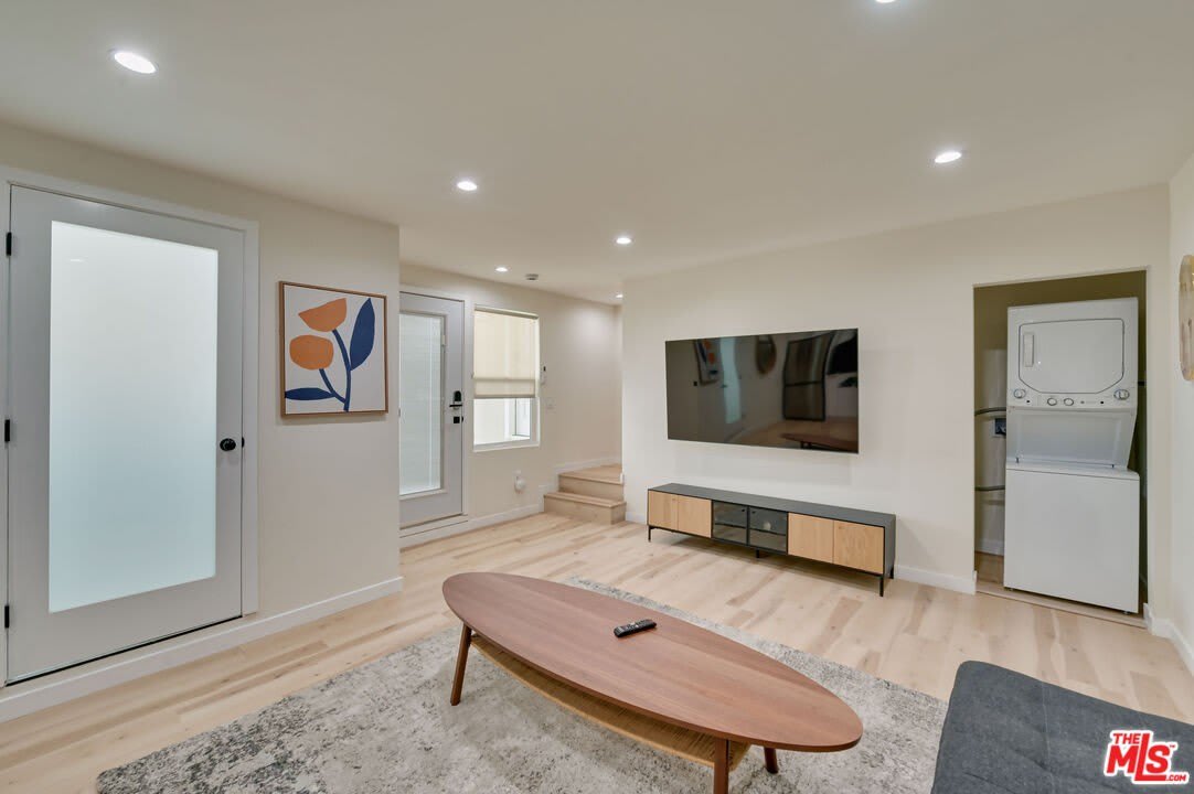 9042 Phyllis Ave – photo 2