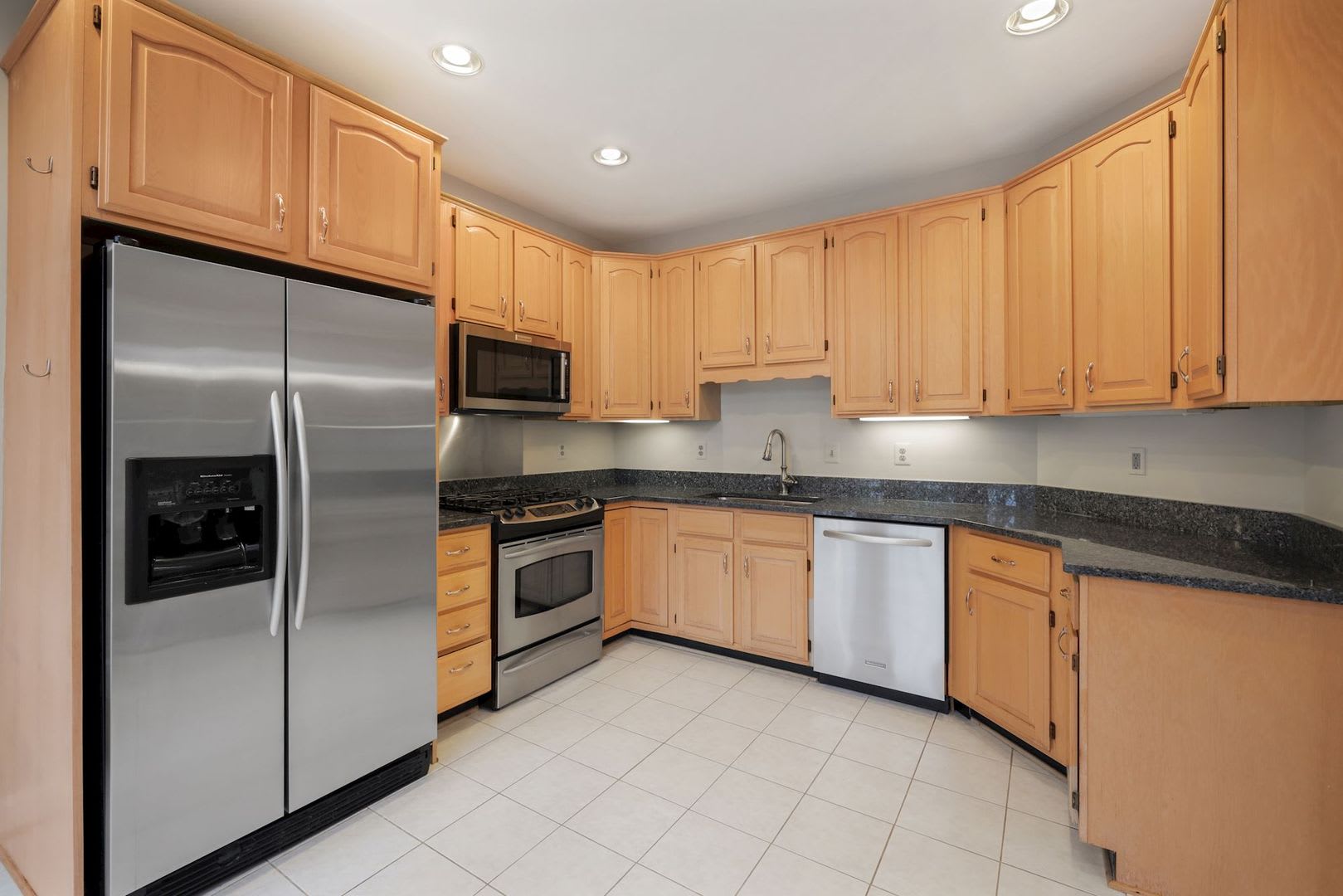 3 Bedroom 3.5 Bathroom Townhouse// Vienna// Parking for 4 cars + Finished Basement – photo 4