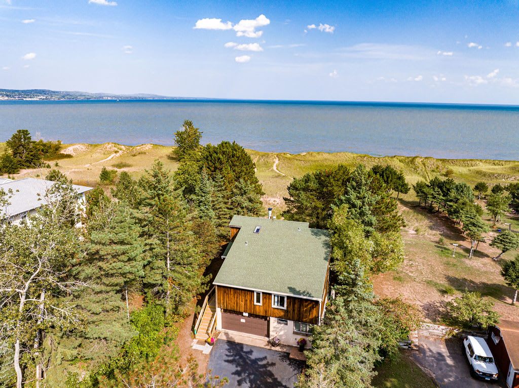 1802 Minnesota Ave. Furnished 4 Br On Lake Superior – photo 2