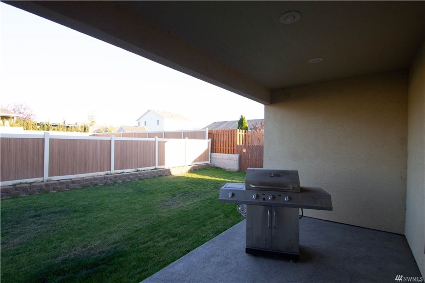 Beautiful 3 Bed 2 Bath Stucco Home In A Newer Area Of Homes Just Down The Street From Park Orchard Elementary – photo 2