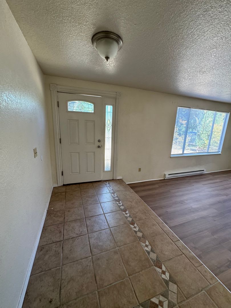 Green area 3 Bedroom 2 Bath with Garage – photo 4