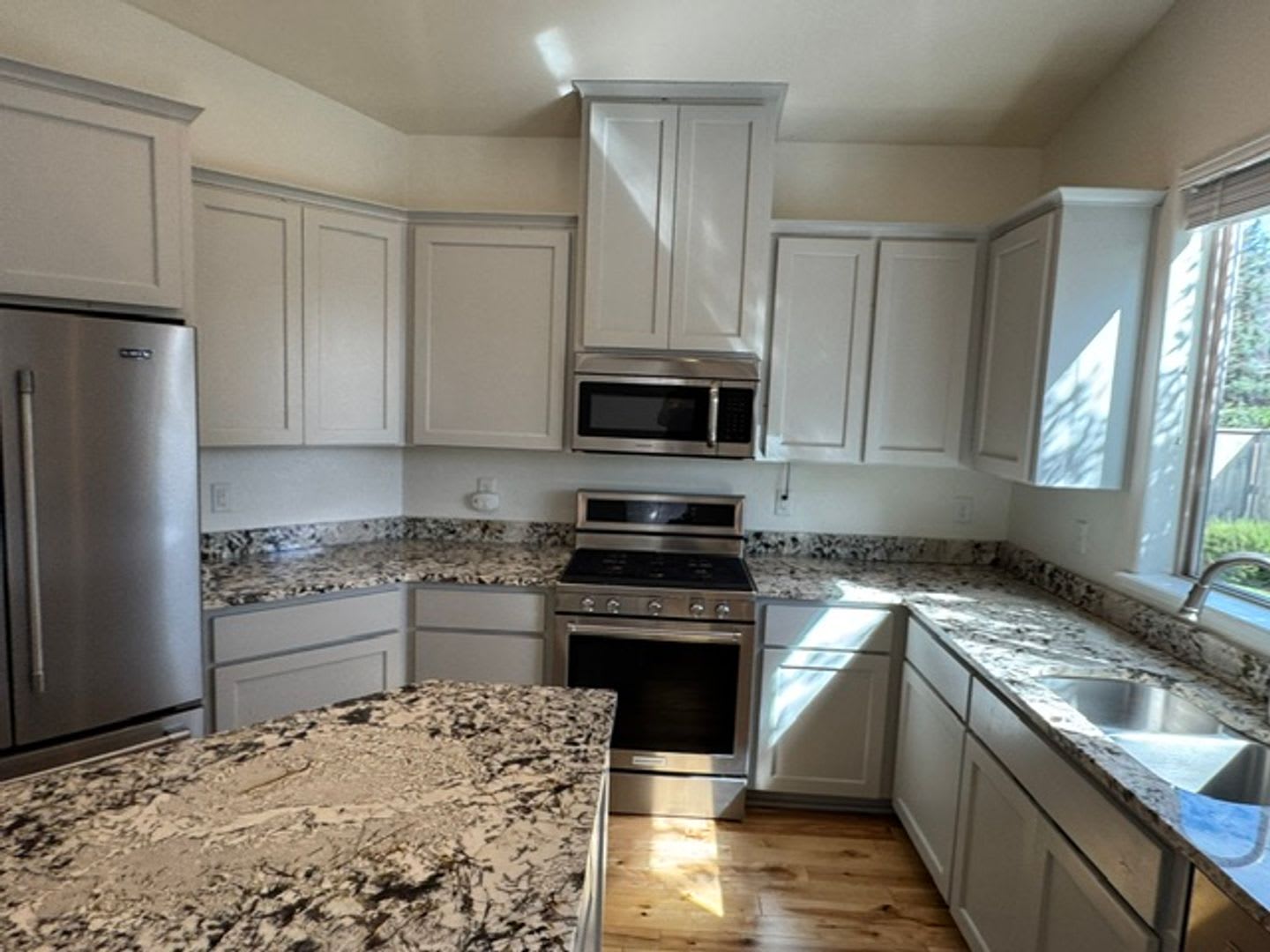 SPACIOUS & BEAUTIFUL 3-BEDROOM HOME WITH CENTRAL A/C & FIREPLACE! – photo 2