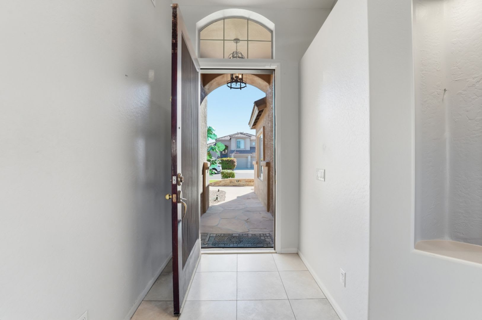 Beautiful Single Level Home With Private Pool Prime Arrowhead Location – photo 5