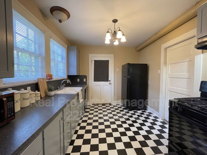 755 Arlington Ave. – photo 3
