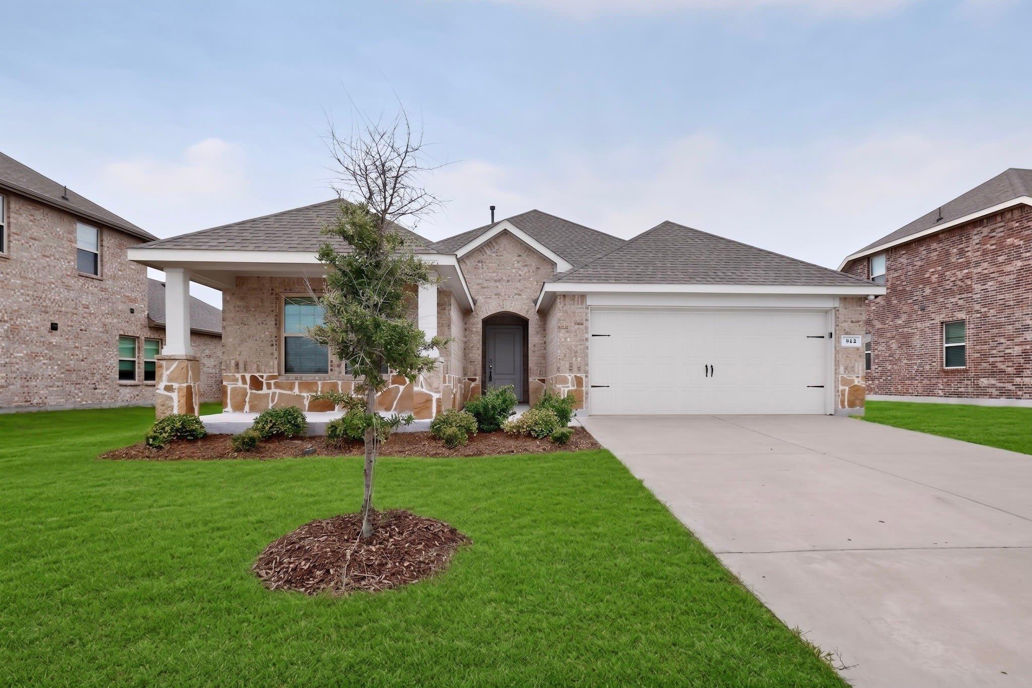 212 Goldfinch Drive – photo 1