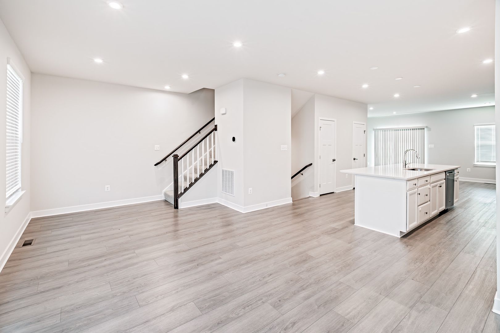3 bedroom, 2.5 bath Middletown end unit townhome – photo 3