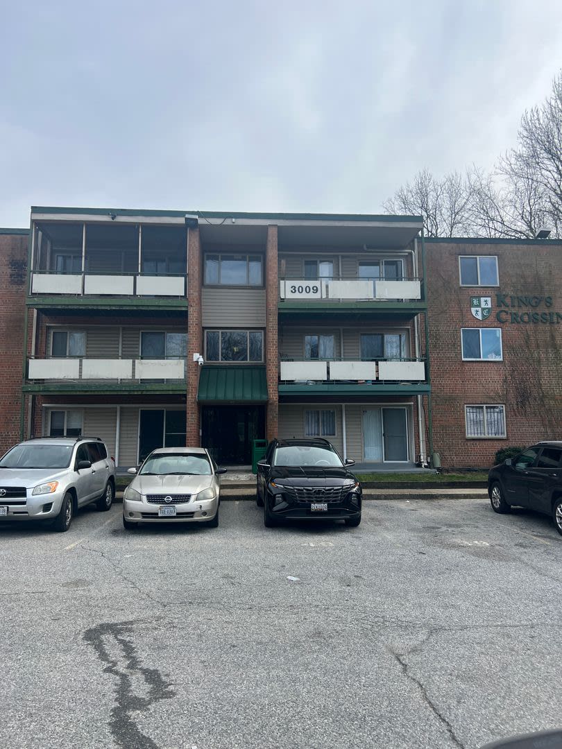 Cozy 3 Bedroom 1 Bathroom Condo Conveniently Located At Dc Line – photo 2