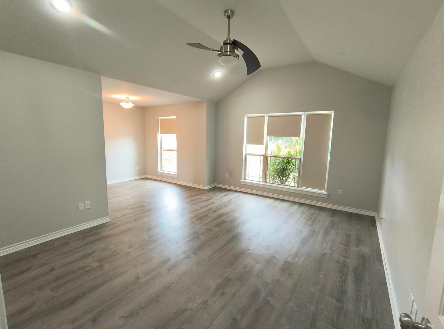 Elegant 3 bedroom, 2 bath home 4 minutes from Goodfellow AFB AVAILABLE NOW! – photo 4
