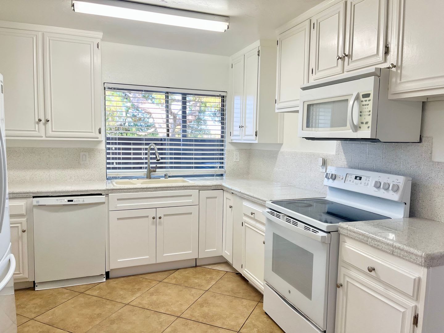Spacious 3 Bedroom 2 Bathroom Town-Home with In-Unit Laundry, Pool and 2 Parking Spaces! – photo 4