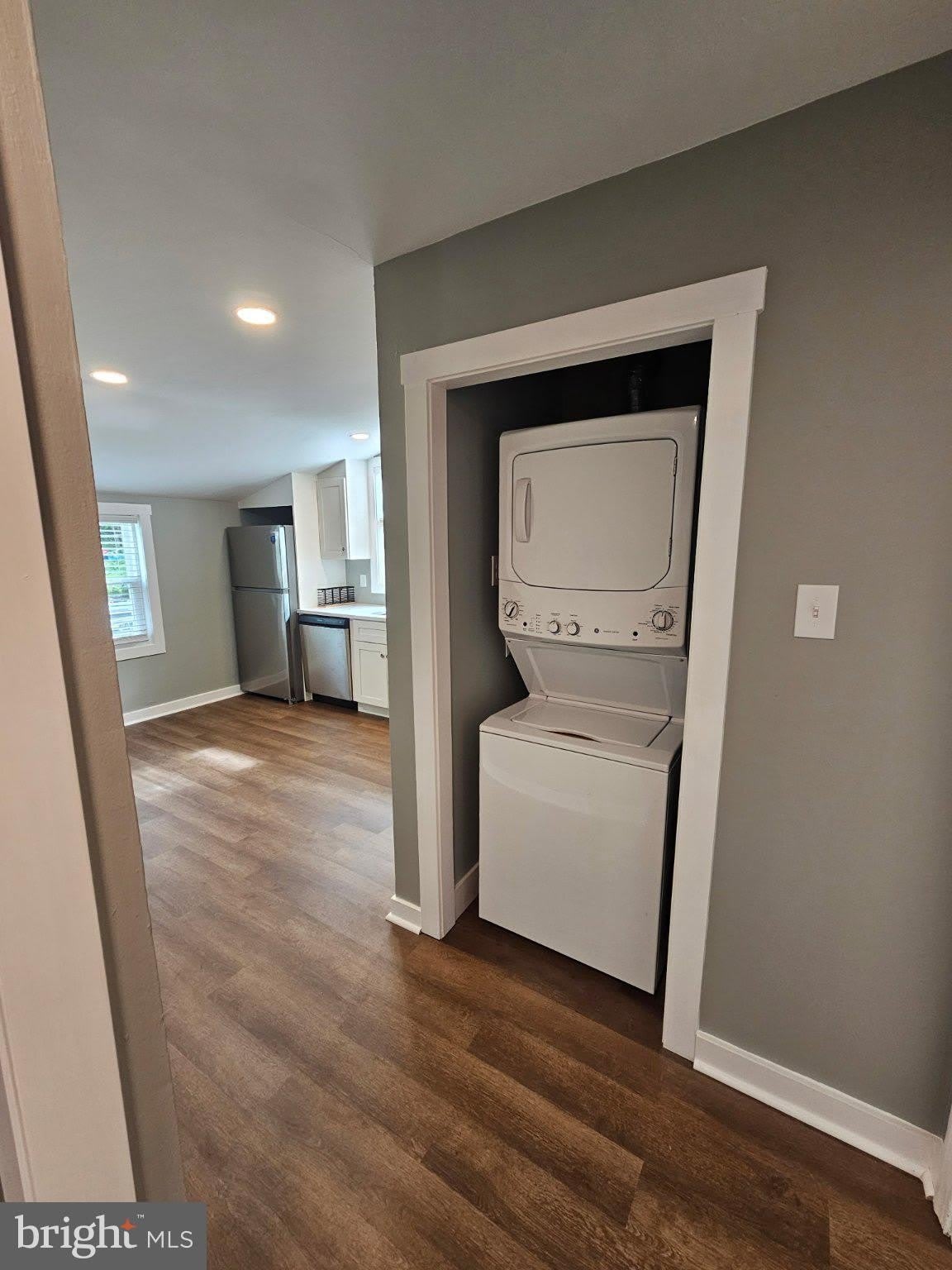 647 ROBERTS Avenue – photo 5