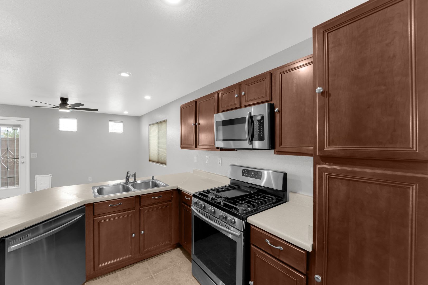 2-STORY IN SOUTHWEST*2 BEDROOMS*LOFT*OPEN FLOORPLAN* – photo 1