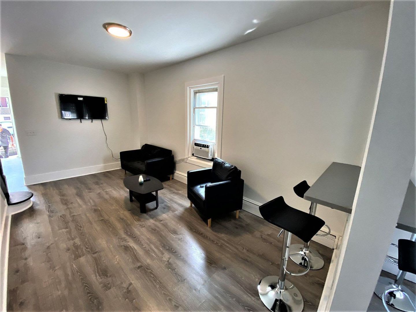 Brand New Renovated 5 Bedroom 2 Bathroom Home – photo 3