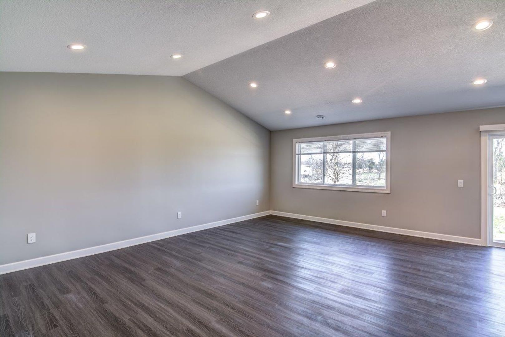 3 Bedroom Town Home, Association Maintained Lawn & Snow Removal Included – photo 2