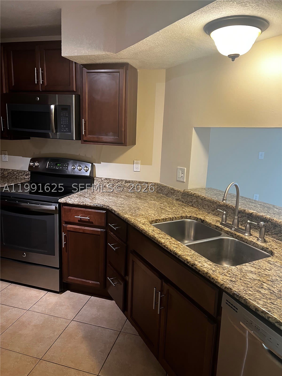 802 Constitution Dr – photo 2