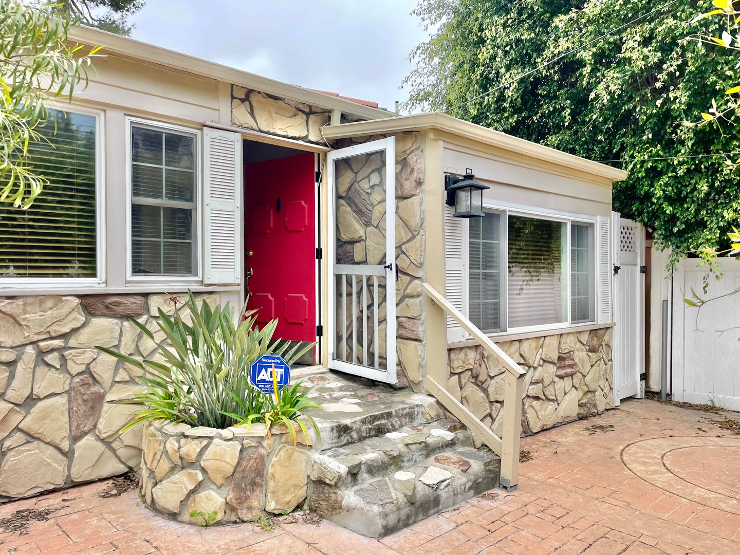 Gorgeous Home In A Hidden Valley With Extra Room For Office Or Guest Bedroom – photo 1
