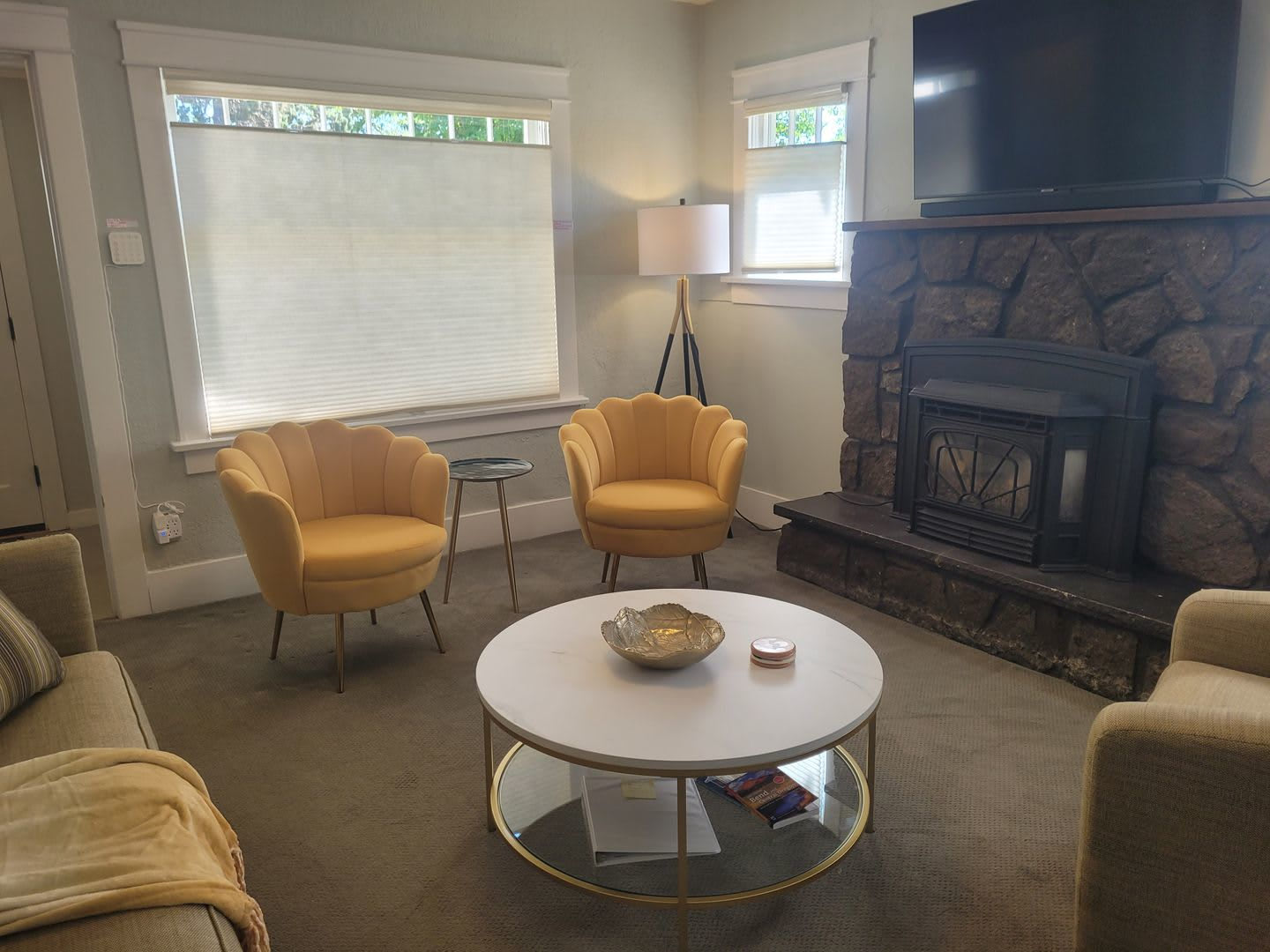 Charming Historical Home Desirable Downtown Location Flexible Lease Terms 30 Day Min All Utilities Incld – photo 4
