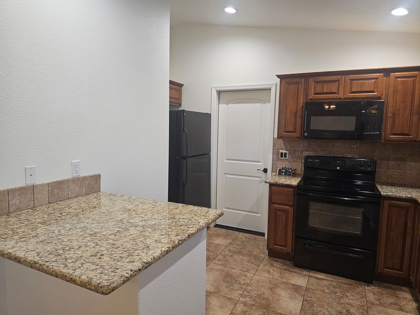 READY TO MOVE IN!! Just Finished Updating!!Unfurnished Long Term – photo 4