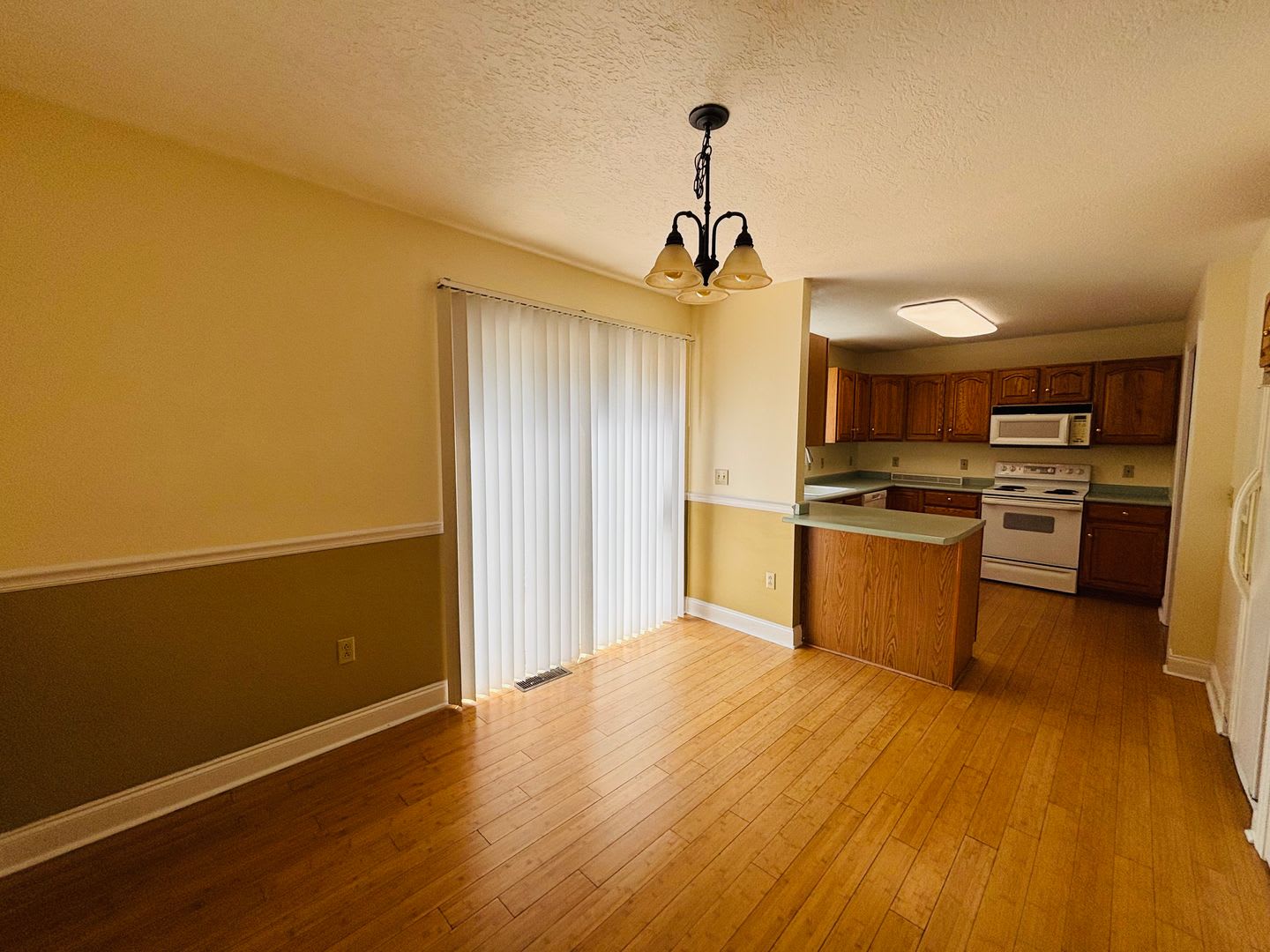 3 Bedroom 3.5 Half Bath Townhouse – photo 4