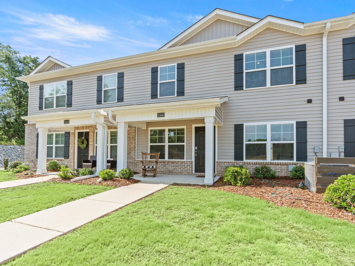 Fantastic Location – Spacious 3 Bedroom Townhome with Rear-Entry Garage! – photo 2