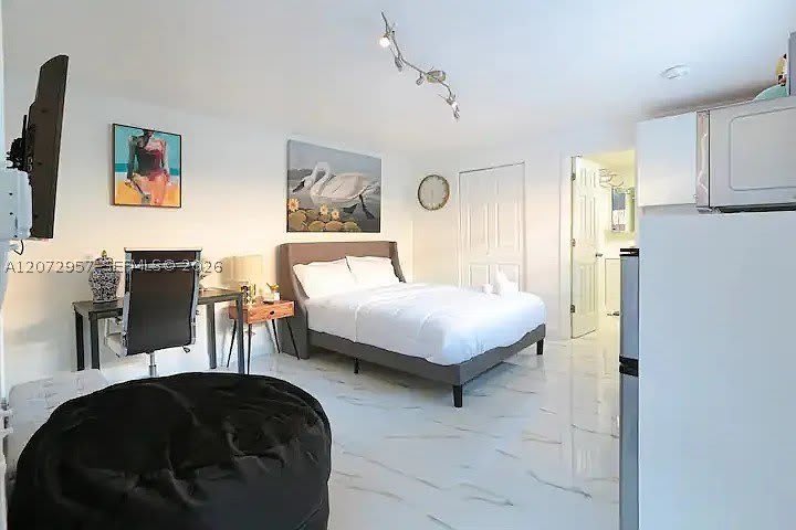 1100 NE 1st Ave – photo 5